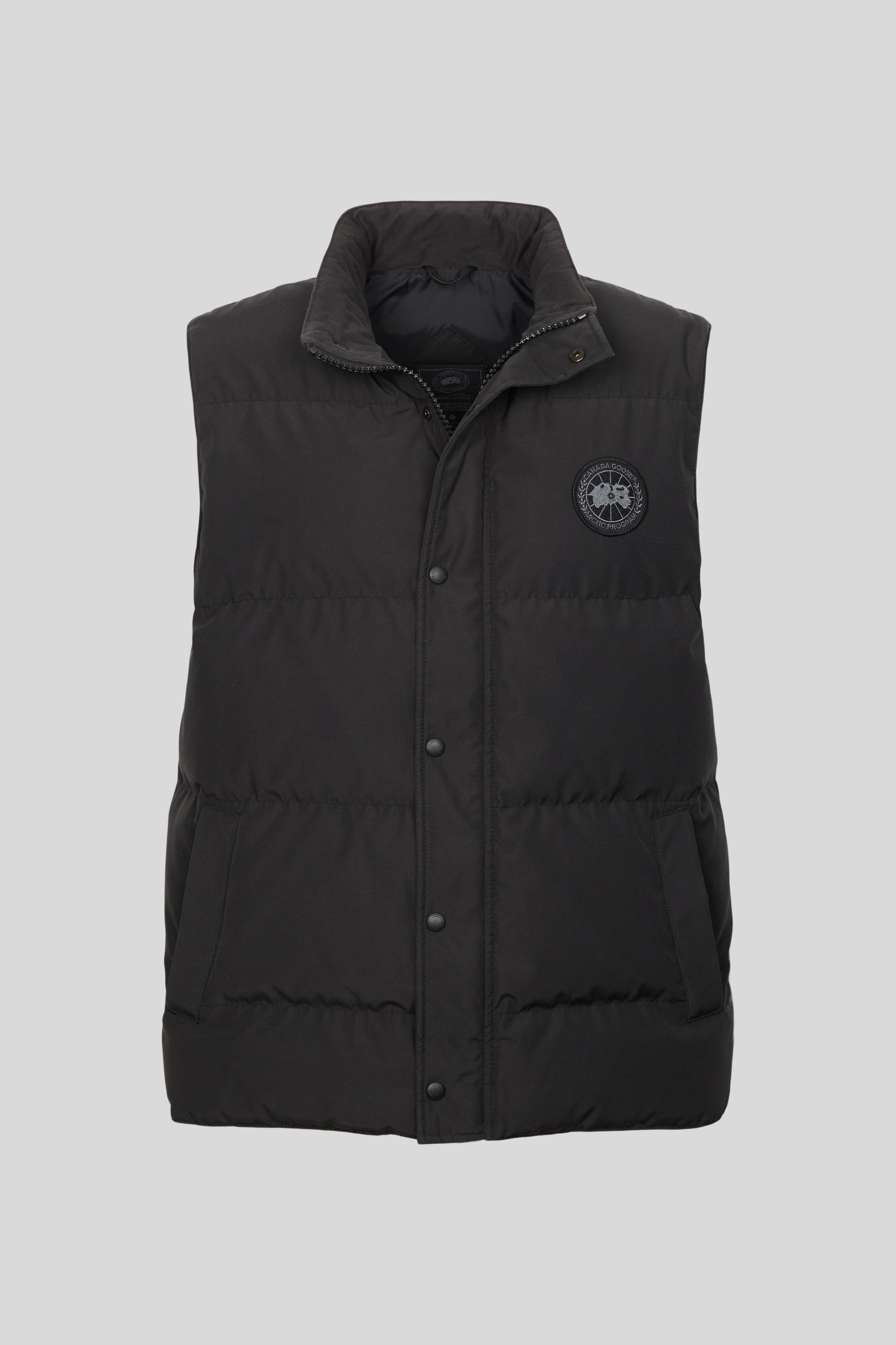 Canada goose hotsell black logo